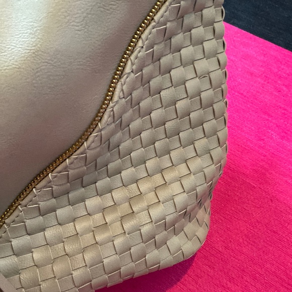 Cato weave bag light brown with gold hardware and tassel NWOT - Picture 4 of 12